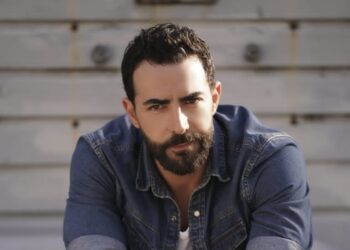 كارلوس عازار يعود للغناء ويُعلق “لم أستطع المقاومة”