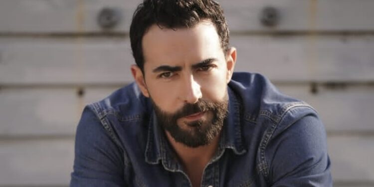 كارلوس عازار يعود للغناء ويُعلق “لم أستطع المقاومة”