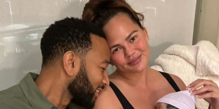 طفل رابع لجون وكريسي بعد 5 أشهر من ولادة الثالث