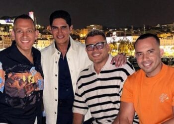 عمرو دياب يحتفل بعيد الأضحى مع رفاقه