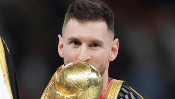 جماهير ميسي تحتفل بعيد ميلاده