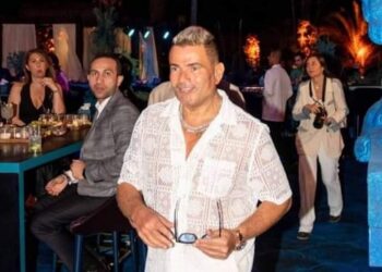عمرو دياب بإطلالة مثيرة للجدل