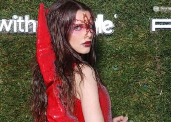 جوليا فوكس ترتدي فستان كالوسادة