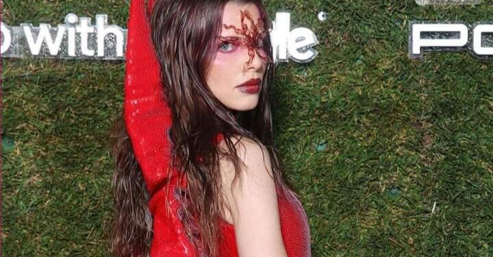 جوليا فوكس ترتدي فستان كالوسادة