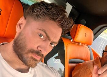 تامر حسني لجمهوره “بسمة لو طلبت عينيا مش هتأخر”