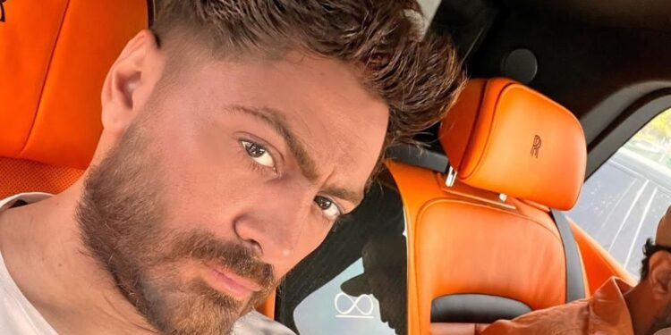 تامر حسني لجمهوره “بسمة لو طلبت عينيا مش هتأخر”