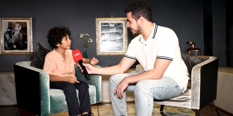 بلقاء خاص.. الطفل جان رامز يخطف الأنظار بافتتاح فيلم البعبع