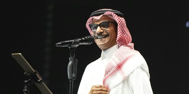 رابح صقر يطرب جمهوره في أبوظبي