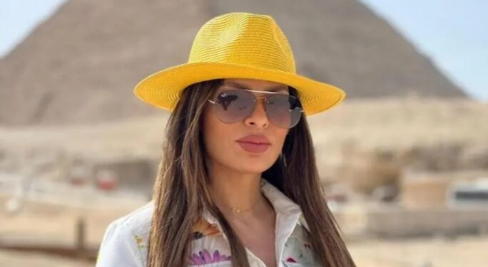 أمل غربي تطلق جديدها بين الأهرامات