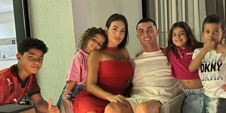 جورجينا تحتفل مع رونالدو والعائلة وتعلّق “المنزل”