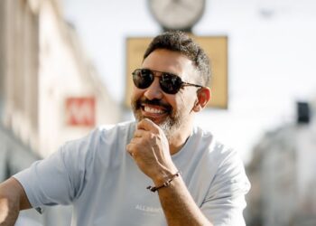 عمرو مصطفى في مقارنة مع فناني زمن الفن الجميل