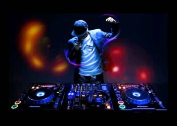 اليوم العالمي للترجمة.. ما هي أكثر أغنية صدمتك ترجمتها؟