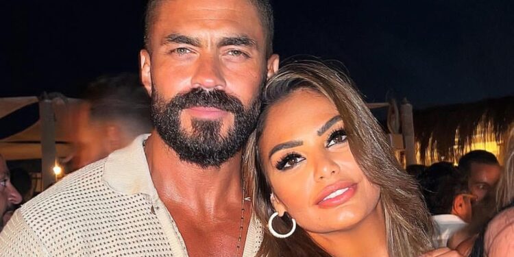 بهذه الكلمات احتفل خالد سليم بعيد زواجه