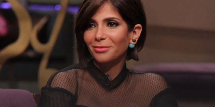 منى زكي تتعرض للقدح.. فما القصة ؟