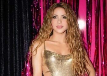 شاكيرا تتألق  على السجادة الحمراء برفقة أطفالها