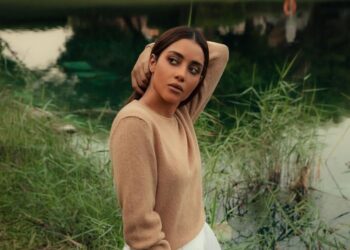 بلقيس فتحي بتسريحة شعر غريبة