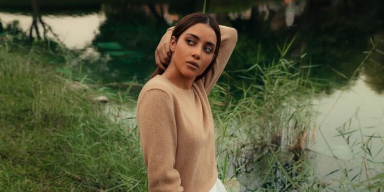 بلقيس فتحي بتسريحة شعر غريبة