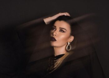 بعد تعنيف شقيقها لها.. نادين الراسي ترد