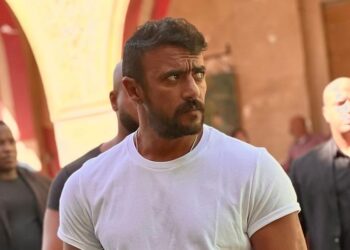 أحمد العوضي في حلبة المصارعة!