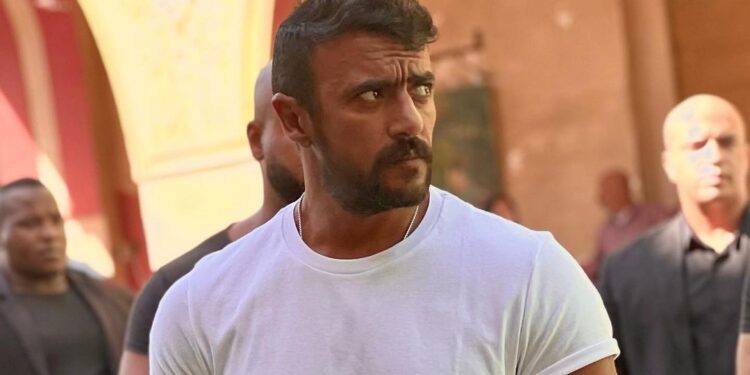 أحمد العوضي في حلبة المصارعة!