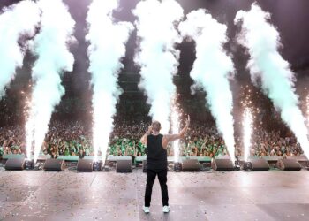 عمرو دياب يُشعل حفله الأخير والجمهور يُشيد