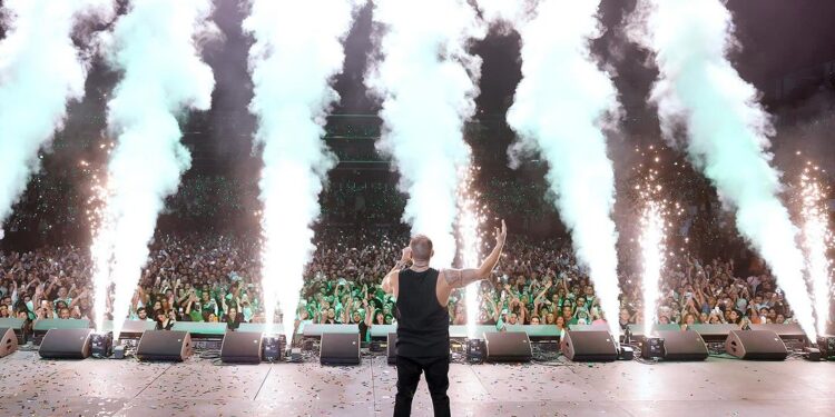 عمرو دياب يُشعل حفله الأخير والجمهور يُشيد