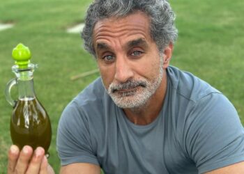 باسم يوسف يفاجئ الجمهور برقصه الدبكة الفلسطينية !