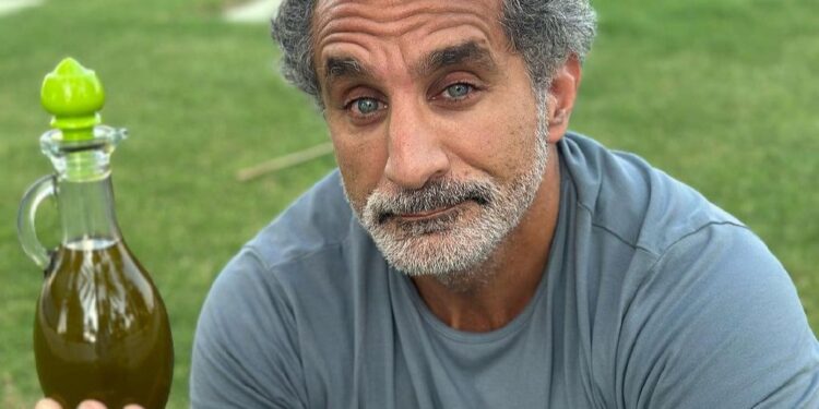 باسم يوسف يفاجئ الجمهور برقصه الدبكة الفلسطينية !