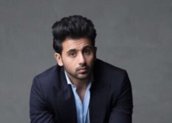 فؤاد عبدالواحد ينعي والده