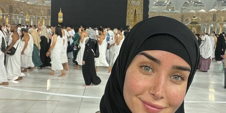 هنا الزاهد تؤدي مناسك العمرة