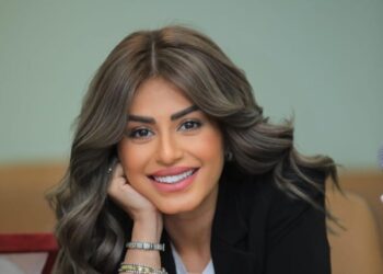 منة فضالي إلى جانب نجوم الكوميديا في المسرح العالمي