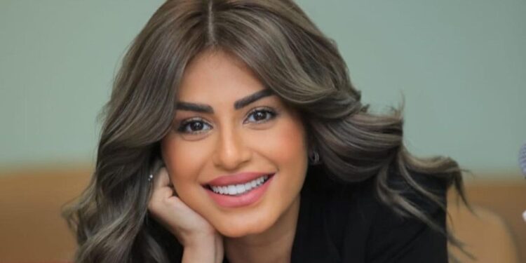 منة فضالي إلى جانب نجوم الكوميديا في المسرح العالمي