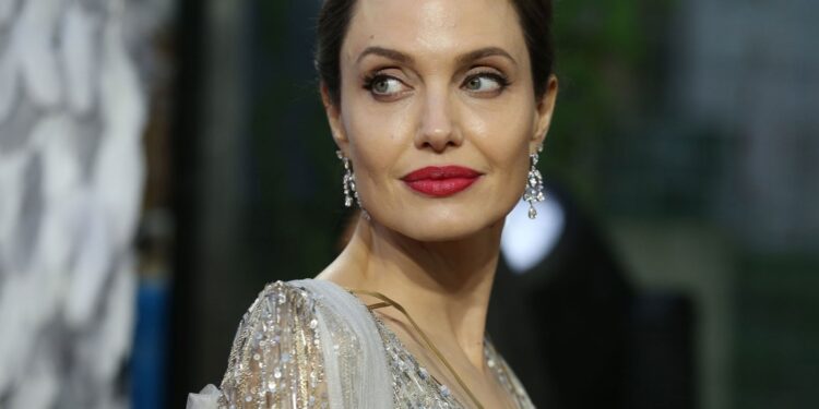 أنجلينا جولي تفجر مفاجأة من العيار الثقيل!