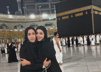 بسمة بوسيل تؤدي مناسك العمرة برفقة والدتها