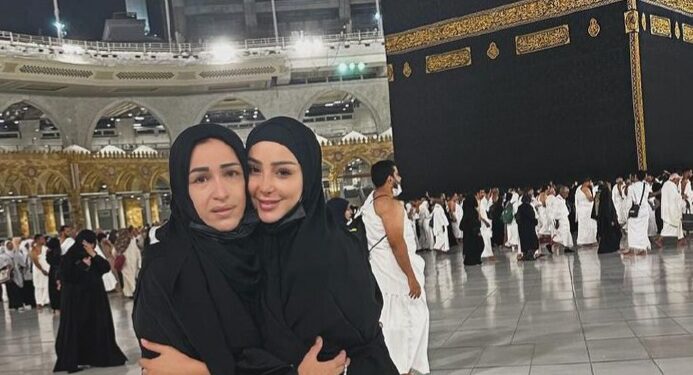 بسمة بوسيل تؤدي مناسك العمرة برفقة والدتها