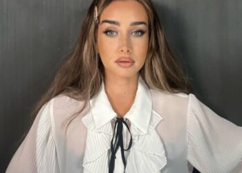 هنا الزاهد تتعلم لغة الإشارة