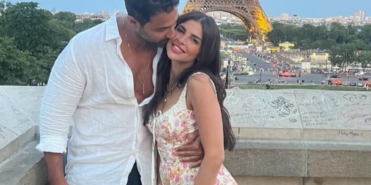 زوجة “كريم فهمي” تحتفل بيوم ميلاده بصور رومانسية
