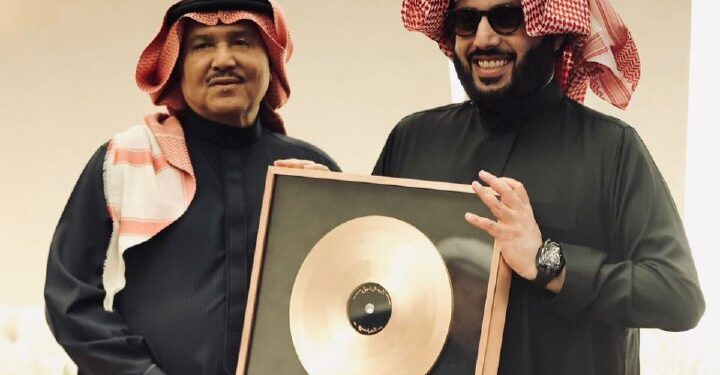 تركي آل الشيخ يهدي محمد عبده أسطوانة من الذهب الخالص !