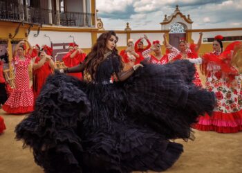 أحلام الشامسي تحتفل بـ “أخفي الهوى”