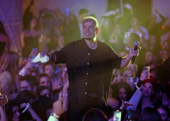 5 أغنيات لعمرو دياب تحتل قائمة بيلبورد عربية