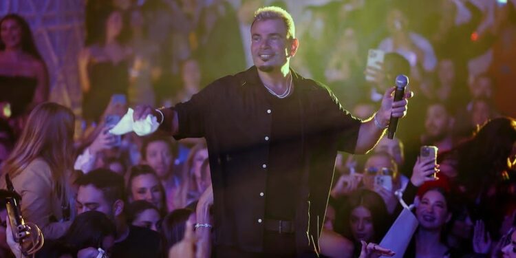 5 أغنيات لعمرو دياب تحتل قائمة بيلبورد عربية