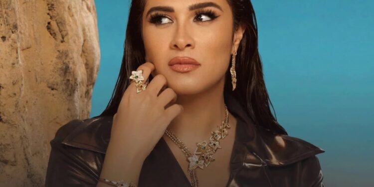 ياسمين عبد العزيز بجانب طليقها في المستشفى