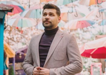 معاذ عبدلله يدعم المرأة من خلال أغنيته “شوية مشاعر”