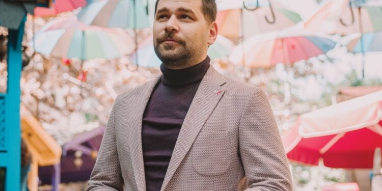 معاذ عبدلله يدعم المرأة من خلال أغنيته “شوية مشاعر”