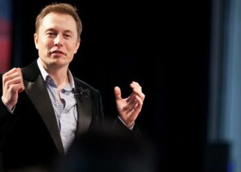 إيلون ماسك ينجح في زراعة أول شريحة دماغية