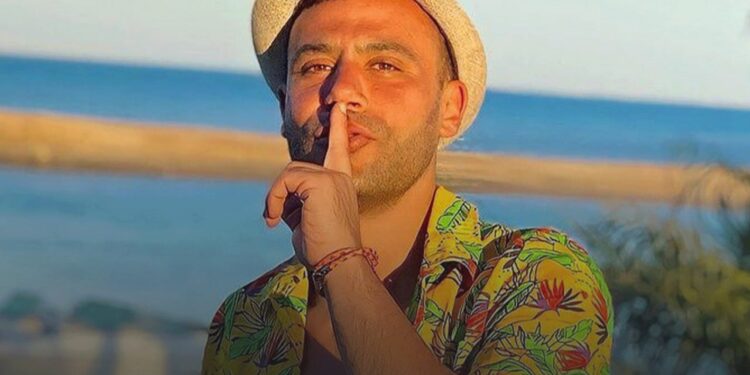 محمد إمام ينفي منعه لوالده من الظهور الإعلامي