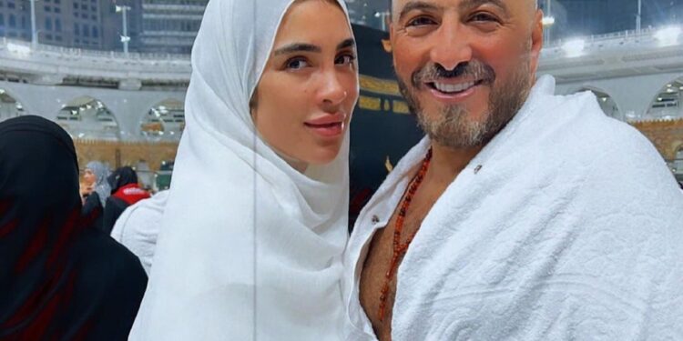 بعد أخبار انفصالهما.. مجدي الهواري مع زوجته !