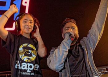 موقف طريف جمع تامر حسني بابنته تاليا في دبي !