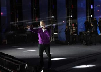 عمرو دياب يقدم حفلاً استثنائياً في القاهرة الجديدة