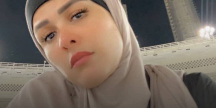 ياسمين عبد العزيز تؤدي مناسك العمرة
